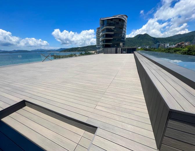 深圳大梅沙洲际酒店海边地板.jpg
